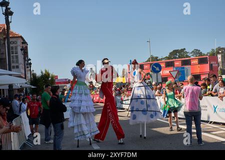 Ayona, Pontevedra, Spanien; 27. August 2024; eine Straßenaufführung in den bezaubernden Straßen von Bayona. Die Szene ist voller Energie als Performing Stockfoto