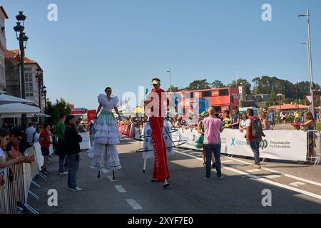 Ayona, Pontevedra, Spanien; 27. August 2024; eine Straßenaufführung in den bezaubernden Straßen von Bayona. Die Szene ist voller Energie als Performing Stockfoto