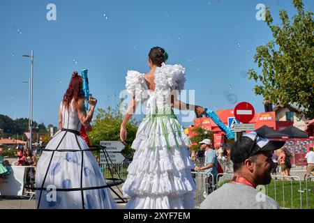 Ayona, Pontevedra, Spanien; 27. August 2024; eine Straßenaufführung in den bezaubernden Straßen von Bayona. Die Szene ist voller Energie als Performing Stockfoto