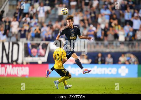 28. August 2024: Philadelphia Union Defender Jack Elliott (3) führt den Ball während der ersten Hälfte eines MLS-Spiels gegen die Columbus Crew im Subaru Park in Chester, Pennsylvania an. Kyle Rodden/CSM Stockfoto