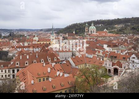 Blick auf Prag mit der Nikolaikirche in der Kleinstadt, Prag, Tschechische Republik, Europa Stockfoto