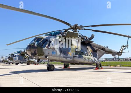 Die tschechische Luftwaffe MIL Mi-17 Hip Helikopter auf dem Asphalt des Flughafens Schönefeld während der ILA. Berlin, Deutschland - 22. Mai 2014 Stockfoto