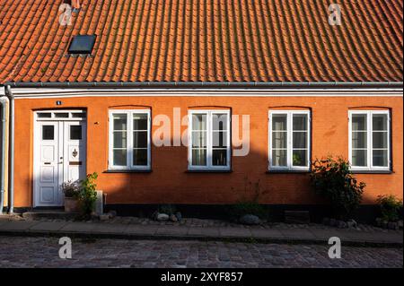 Praesto, Seeland, Dänemark, 22. Juli 2024 - buntes Wohnhaus am Hafen Stockfoto