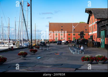 Praesto, Seeland, Dänemark, 22. Juli 2024 - bunte Häuser am Urlaubshafen Stockfoto