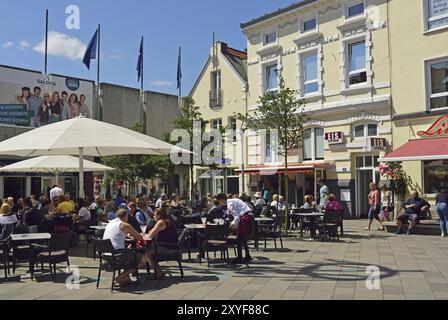 Europa, Deutschland, Hamburg, Bezirk Bergedorf, Sachsentor, Fußgängerzone, Stadt, Einkaufsstraße Straßencafé, Sommer, Hamburg, Hamburg, Bundesrepublik Stockfoto