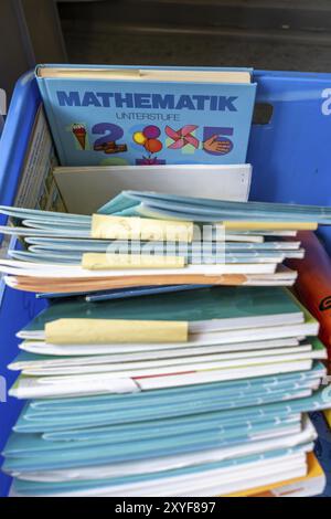 Klassenzimmer der vierten Klasse, nach der Schule ist das Gebäude älter, aber in gutem Zustand, Schulbücher Stockfoto