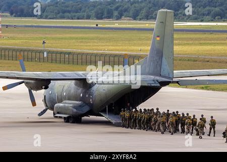 Fallschirmjäger betreten ein Transall-Transportflugzeug der Deutschen Luftwaffe C-160 auf dem Eindhoven-Stützpunkt. Niederlande - 17. September 2016 Stockfoto