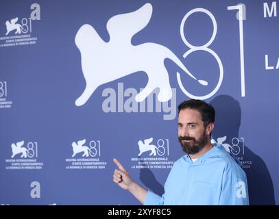 Venedig, Italien. August 2024. Pablo Larrain aus dem Film „Maria“ posiert für die Fotoaufrufung des 81. Internationalen Filmfestivals in Venedig, Italien, 29. August 2024. Quelle: Li Jing/Xinhua/Alamy Live News Stockfoto