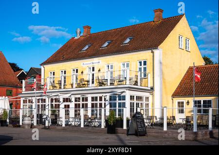 Praesto, Seeland, Dänemark, 22. Juli 2024 - bunte Häuser am Urlaubshafen Stockfoto