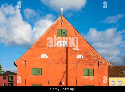 Praesto, Seeland, Dänemark, 22. Juli 2024 - bunte Häuser am Urlaubshafen Stockfoto