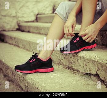 Athlete Mädchen versucht immer bereit zum Joggen Laufschuhe Stockfoto