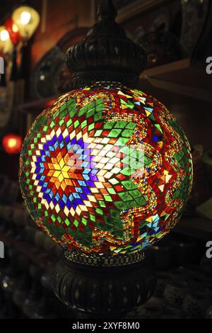 Traditionelle Vintage türkische Lampen über hellem Hintergrund in der Nacht Stockfoto