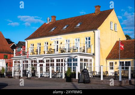 Praesto, Seeland, Dänemark, 22. Juli 2024 - bunte Häuser am Urlaubshafen Stockfoto