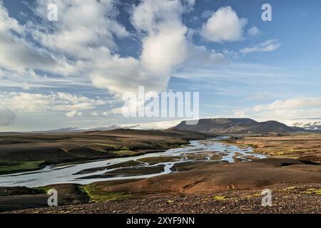 Fluss und Berge in der Nähe von Kerlingarfjoll Geothermie an einem Sommertag, Island, Europa Stockfoto