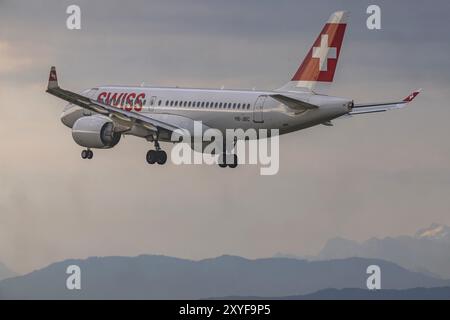 Flugzeug nähert sich dem Flughafen Zürich an. Registrierung: HB-JBC, Airbus A220-100, Airline Swiss. Zürich, Schweiz, Europa Stockfoto