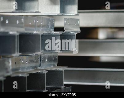 Win, Deutschland. August 2024. Fertig verzinkte Stahlteile liegen am 22. August 2024 in der Werkshalle des Oberflächenveredelungsunternehmens Coatinc Company in Siegen. Quelle: dpa/Alamy Live News Stockfoto