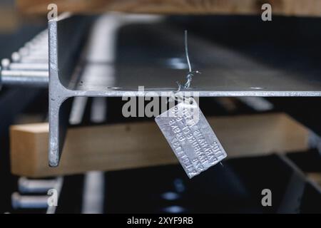 Win, Deutschland. August 2024. Fertig verzinkte Stahlteile liegen am 22. August 2024 in der Werkshalle des Oberflächenveredelungsunternehmens Coatinc Company in Siegen. Quelle: dpa/Alamy Live News Stockfoto