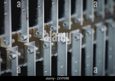 Win, Deutschland. August 2024. Fertig verzinkte Stahlteile liegen am 22. August 2024 in der Werkshalle des Oberflächenveredelungsunternehmens Coatinc Company in Siegen. Quelle: dpa/Alamy Live News Stockfoto