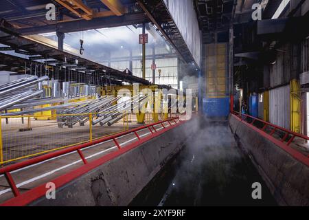 Win, Deutschland. August 2024. Die Werkshalle einer Oberflächenveredelungsfabrik der Coatinc Company in Siegen, 22. August 2024. Quelle: dpa/Alamy Live News Stockfoto