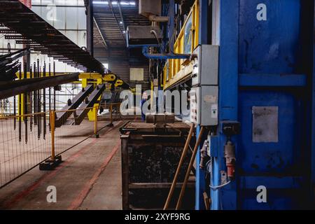 Win, Deutschland. August 2024. Ein Arbeiter steht während eines Galvanikprozesses an einem Kessel. Aufgenommen während einer Presseveranstaltung in der Coatinc Company in Siegen, 22. August 2024. Quelle: dpa/Alamy Live News Stockfoto