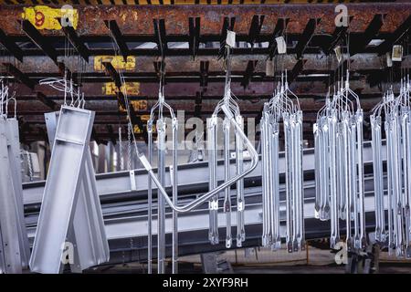 Win, Deutschland. August 2024. Fertig verzinkte Stahlteile liegen am 22. August 2024 in der Werkshalle einer Oberflächenveredelungsfabrik der Coatinc Company in Siegen. Quelle: dpa/Alamy Live News Stockfoto