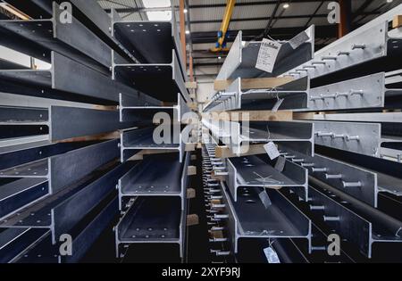 Win, Deutschland. August 2024. Fertig verzinkte Stahlteile liegen am 22. August 2024 in der Werkshalle des Oberflächenveredelungsunternehmens Coatinc Company in Siegen. Quelle: dpa/Alamy Live News Stockfoto