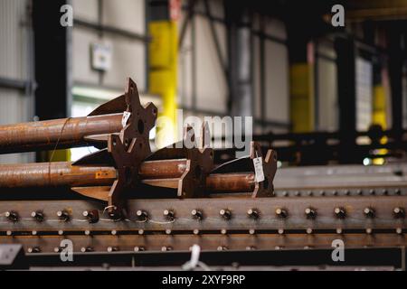 Win, Deutschland. August 2024. Stahlteile, die galvanisiert werden sollen, liegen in der Werkshalle der Oberflächenveredelungsfirma Coatinc Company in Siegen, 22. August 2024. Quelle: dpa/Alamy Live News Stockfoto