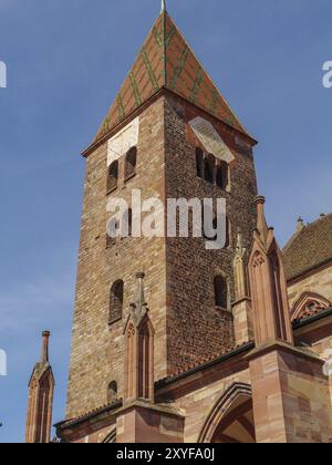 Nahaufnahme eines hohen Glockenturms einer gotischen Kirche, die sich gegen den blauen Himmel erhebt, Weissenburg, Elsass, Frankreich, Europa Stockfoto