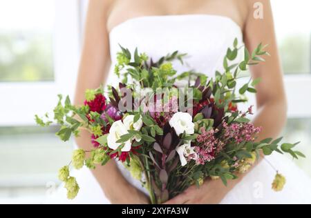 Ungewöhnliche Hochzeit Bouquet mit saftigen Blumen im Retro Stil an den Händen der Braut Stockfoto