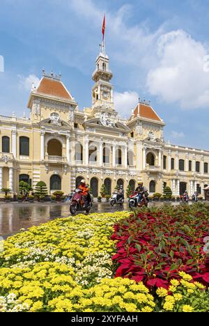 Menschen auf Motorrädern vor dem Ho-Chi-Minh-Rathaus, Saigon, Vietnam, Asien Stockfoto