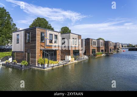 18 schwimmende Wohngebäude Havenlofts Nassauhaven, energieneutral, Solarzellen, Wärme aus Biomasse, Holzbau, eigene Abwasserbehandler Stockfoto