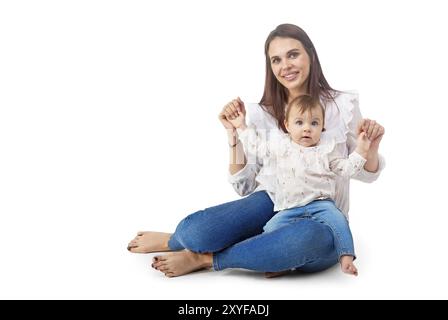 Liebevolle Mutter und ihr Baby Mädchen isoliert auf weißem Hintergrund Stockfoto