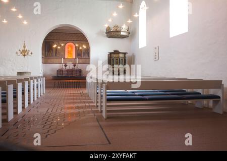 Blick in Richtung Altar in der Kirche in Jelling Jütland Dänemark Stockfoto