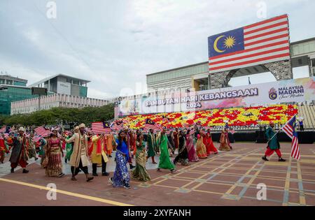 Kuala Lumpur, Malaysia. August 2024. Multirassische Teilnehmer marschieren während der 67. Nationalfeier Parade Probe. Hari Merdeka (Unabhängigkeitstag) ist ein nationaler Tag in Malaysia. Sie erinnert an die Unabhängigkeit der Föderation Malaya von der britischen Kolonialherrschaft. Quelle: SOPA Images Limited/Alamy Live News Stockfoto