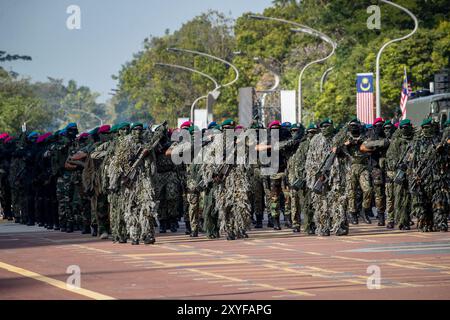 Kuala Lumpur, Malaysia. August 2024. Die malaysischen Streitkräfte marschieren während der 67. Nationalfeierlichkeiten Parade Probe in Putrajaya. Hari Merdeka (Unabhängigkeitstag) ist ein nationaler Tag in Malaysia. Sie erinnert an die Unabhängigkeit der Föderation Malaya von der britischen Kolonialherrschaft. Quelle: SOPA Images Limited/Alamy Live News Stockfoto