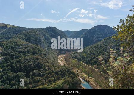 Blick auf den Canyon des Anapo-Tals mit Fluss im Naturschutzgebiet Pantalica, Siracusa, Sizilien, Italien Stockfoto