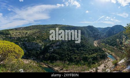 Panoramablick auf den Canyon des Anapo-Tals mit Fluss im Naturschutzgebiet Pantalica, Siracusa, Sizilien, Italien Stockfoto