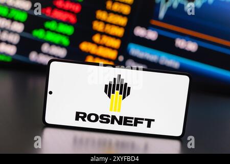 In dieser Fotoabbildung wird das Rosneft Logo auf einem Smartphone-Bildschirm angezeigt. Stockfoto