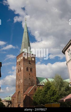 Aarhus Kathedrale, die dem Heiligen Clemens gewidmet ist, mit ihrem Turm und Turm Stockfoto