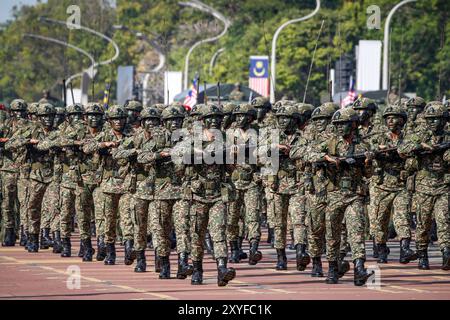 Kuala Lumpur, Malaysia. August 2024. Malaysische Soldaten marschieren während der Feierlichkeiten zum 67. Nationalfeiertag Paradeprobe in Putrajaya. Hari Merdeka (Unabhängigkeitstag) ist ein nationaler Tag in Malaysia. Sie erinnert an die Unabhängigkeit der Föderation Malaya von der britischen Kolonialherrschaft. (Foto: © Wong Fok Loy/SOPA Images/SIPA USA) Credit: SIPA USA/Alamy Live News Stockfoto