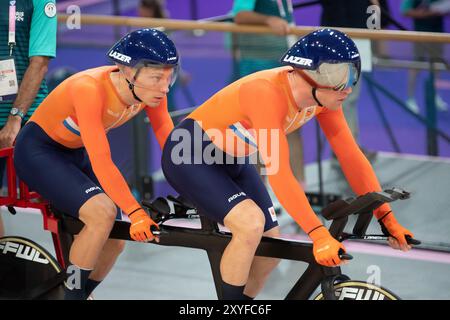 Paris, Frankreich. Am 24. September stellten Tristan Bangma (hinten) und Patrick Bos (vorne und Pilot) einen neuen Weltrekord auf und gewannen die Goldmedaille in der Jagd auf das Blinde Tandem der Männer bei den Paralympics in Paris. Quelle: Casey B. Gibson 2024/Alamy Live News Stockfoto