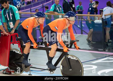 Paris, Frankreich. Am 24. September stellten Tristan Bangma (hinten) und Patrick Bos (vorne und Pilot) einen neuen Weltrekord auf und gewannen die Goldmedaille in der Jagd auf das Blinde Tandem der Männer bei den Paralympics in Paris. Quelle: Casey B. Gibson 2024/Alamy Live News Stockfoto