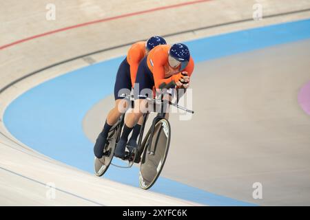 Paris, Frankreich. Am 24. September stellten Tristan Bangma (hinten) und Patrick Bos (vorne und Pilot) einen neuen Weltrekord auf und gewannen die Goldmedaille in der Jagd auf das Blinde Tandem der Männer bei den Paralympics in Paris. Quelle: Casey B. Gibson 2024/Alamy Live News Stockfoto