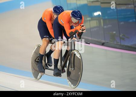 Paris, Frankreich. Am 24. September stellten Tristan Bangma (hinten) und Patrick Bos (vorne und Pilot) einen neuen Weltrekord auf und gewannen die Goldmedaille in der Jagd auf das Blinde Tandem der Männer bei den Paralympics in Paris. Quelle: Casey B. Gibson 2024/Alamy Live News Stockfoto