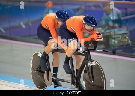 Paris, Frankreich. Am 24. September stellten Tristan Bangma (hinten) und Patrick Bos (vorne und Pilot) einen neuen Weltrekord auf und gewannen die Goldmedaille in der Jagd auf das Blinde Tandem der Männer bei den Paralympics in Paris. Quelle: Casey B. Gibson 2024/Alamy Live News Stockfoto