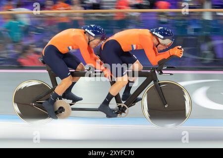 Paris, Frankreich. Am 24. September stellten Tristan Bangma (hinten) und Patrick Bos (vorne und Pilot) einen neuen Weltrekord auf und gewannen die Goldmedaille in der Jagd auf das Blinde Tandem der Männer bei den Paralympics in Paris. Quelle: Casey B. Gibson 2024/Alamy Live News Stockfoto