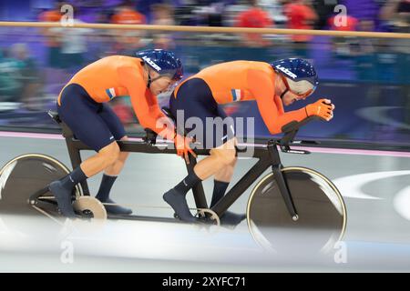 Paris, Frankreich. Am 24. September stellten Tristan Bangma (hinten) und Patrick Bos (vorne und Pilot) einen neuen Weltrekord auf und gewannen die Goldmedaille in der Jagd auf das Blinde Tandem der Männer bei den Paralympics in Paris. Quelle: Casey B. Gibson 2024/Alamy Live News Stockfoto