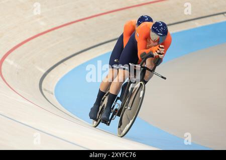 Paris, Frankreich. Am 24. September stellten Tristan Bangma (hinten) und Patrick Bos (vorne und Pilot) einen neuen Weltrekord auf und gewannen die Goldmedaille in der Jagd auf das Blinde Tandem der Männer bei den Paralympics in Paris. Quelle: Casey B. Gibson 2024/Alamy Live News Stockfoto