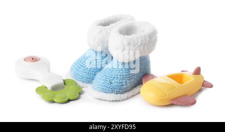 Bunte Rasseln und gestrickte Stiefel isoliert auf weiß. Babyzubehör Stockfoto