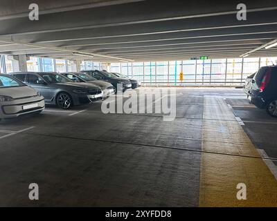 Geparkte Autos in der Tiefgarage des Apartmentkomplexes Stockfoto